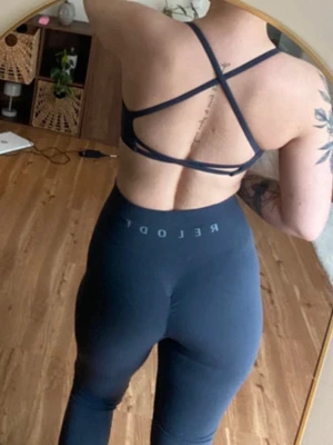 Relode - Allt i storlek S  Sparsamt använt och i mycket fint skick!  Kollektion: Relode prime scrunch  Färg: Dusty blue Se mina övriga annonser 🌸