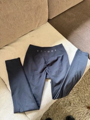 Reloade - Använda och lite noppriga i grenen, samt en liten lagning på vänster höft då jag råkat gå in i något vasst. Se bilderna för skicket, därav priset men har mycket kvar att ge!   Färg: Svart   Se mina övriga Relode annonser 🌸