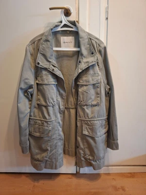 GANT Jacka - 2 799 kr nypris men säljer åt en släkting som inte vill ha den därav priset🫶 Priset kan diskuteras.  GANT Garment Dye Field Jacket. Storlek L