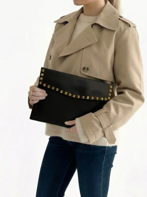 Datorfodral med guldnitar i läderimitation  - Stilrent datorfodral tillverkat av veganskt läder i vattentätt material. Fodralet stängs med knapp. Fodralet skyddar din dator effektivt samtidigt som det ger din outfit en extra touch. ⚜️ Storlek: 34 × 25 cm –  Innifrån 33 x 24 📦  