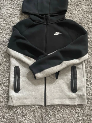 Nike Tech - Säljer nu en Nike tech som är köpt på JD Sports. Den är använd så det finns lite slitage och det är även två fläckar som man ser på tredje bilden. Storleken är XL alltså 158-170CM. Priset kan diskuteras vid snabbare affärer 
