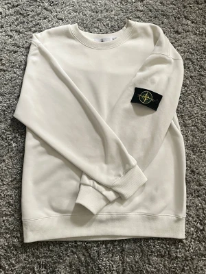 Stone Island tröja - Säljer nu en Stone Island tröja. Storlek Xs kan nog även passa S. Använd ett fåtal gånger. Pris kan diskuteras vid snabbare affär