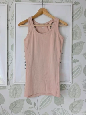 Linne Lager 157 Storlek M - - Jätteskönt elastiskt linne i 100% bomull. - Normal i storlek. - Oanvänt. - Jag kan ha missat någon miniskavank men jag har försökt att granska så gott det går.look.