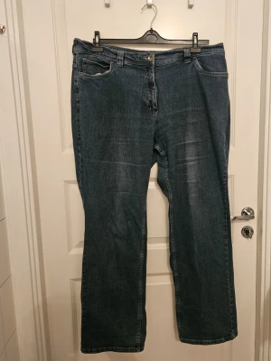 Bootcutjeans från Cecilia Classics - Fina jeans i bootcutmodell från Cecilia Classics i storlek 50. Nyskick.