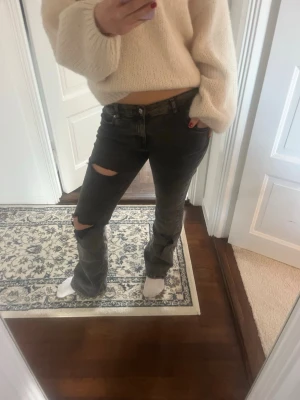 Lågmidjade håliga bootcut jeans - Ifrån gina tricot. Strl 40 men skulle mer säga 38. Rätt stretchiga i midjan. Grå/svarta