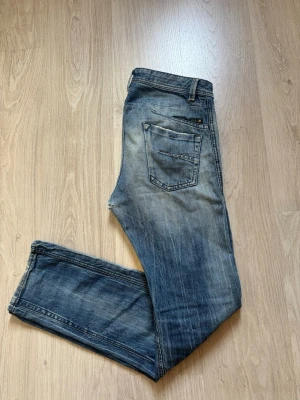 Blåa diesel jeans med tvättade detaljer - Tja, säljer ett par blåa jenas från diesel med nice tvättning. Storlek: W30 L32. Jeansen ett hål som syns på slide 3 men främst 4, men inget som syns när de används. Tveka inte på att slänga iväg ett prisförslag eller på att fråga något som du undrar! Mvh Valentino
