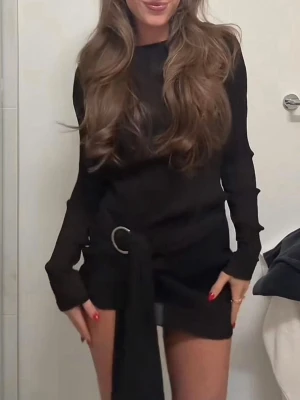 Svart miniklänning med bälte - Oanvänd miniklänning från Lioness med bältesdetalj vid midjan. Tillverkad i ett plisserat material som ger en snygg struktur och passform. Perfekt för dig som gillar stilrena och moderna plagg🖤