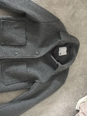 Grå kappa från lager 157 -  grå kappa från lager 157 i storlek 160. Men den passar precis på mig och jag brukar ha xs-s.🥰