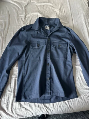 Mörkblå overshirt med bröstfickor - Stilren overshirt utan defekter! Kontakta vid minsta fråga!