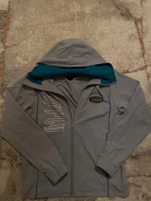 Supply and Demand jacka - Säljer en grå vindjacka från Supply and demand, i storlek S.
