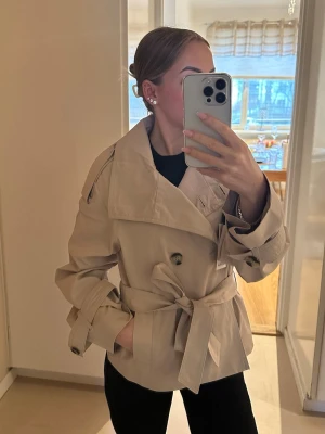 Kort beige trenchcoat Bershka - Helt ny trenchcoat från Bershka