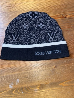 Svart/grå mössa  - En fin svart och grå mössa, perfekt till dig som är mycket för fashion/dyra märken 