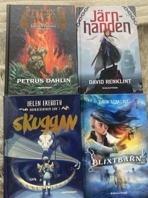Fyra fantasyböcker för unga vuxna - Paket med fyra spännande fantasyböcker: 'Bara de svagaste överlever' av Petrus Dahlin, 'Handen' och 'Blixtbarn' av David Renklint samt 'Skuggan' av Helen Ekeroth. Böckerna har färgstarka omslag med illustrationer av drakar, magi och äventyr. Perfekt för dig som gillar episka berättelser. Säljer alla tillsammans för 190kr!