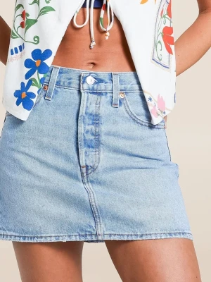 Ny Levi's Icon skirt strl 27 - Trendig ljusblå jeanskjol från Levi's med klassisk femficksdesign och knappgylf. Kjolen har en rak passform och är tillverkad i slitstark denim. Perfekt till sommaren och enkel att matcha med olika toppar. Nypris 750 kr