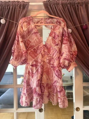 Sommarklänning med öppen rygg - Jättefin rosa klänning perfekt till sommaren som är öppen i ryggen