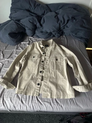 Beige overshirt med fickor - Skön beige/vit overshirt inför vår och sommar!!! Kontakta vid minsta fråga 