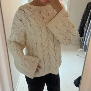 Beige kabelstickad tröja - Supermysig beige kabelstickad tröja med vida långa ärmar. Den är tung i tyget och är ganska oversize så passar även M. Aldrig använd och är i storlek S från Gina. Säljs inte längre. 