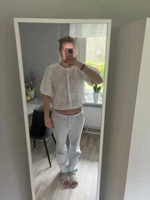 Blus - Superfin blus med blommor från Gina!