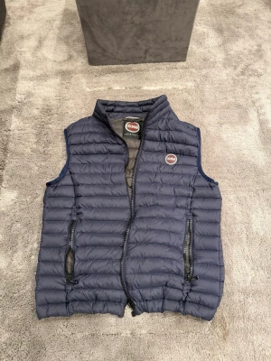 Mörkblå dunväst från Colmar - Snygg mörkblå dunväst från Colmar med quiltad design. Västen är i Size 48 (Passar small). Varan är i toppen skick!