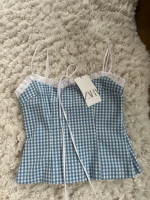 rutig zara topp - säljer min helt oanvända trendiga zara topp 💙