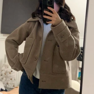 Kappa - Supersnygg kappa, köpt för 899kr. Kan diskutera pris. Den har inga defekter men är lite nopprig (inget man märker) , kappan är supervarm, hade den förra vintern och frös inget 🫶