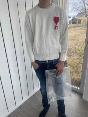Vit stickad tröja Ami Paris  - Säljer en vit stickad tröja från ami Paris! 