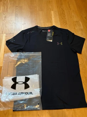 Under armour t-shirt  - 🔥 DROP SNART 🔥  Under Armour T-shirts för endast 160 kr Ba svart färg  ✔️ Nya + påse ✔️ Endast storlek M ✔️ Begränsat antal  👉 Följ mig & slå på notiser så du inte missar släppet 
