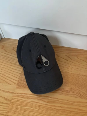 Moose knuckels keps herr  - Brutalt snygg svart Mosse knuckels keps one size. Grym passform perfekt nu till sommaren och passar till allt. Högsta kvalite och toppskick! 