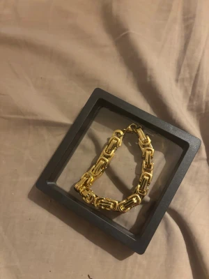 Guldarmband med länkar - Säljer helt ny armband för den va för lite för mig men riktigt fin och aldrig vänt ganska billigt