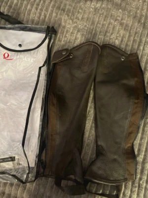 Chaps - Använd 1 gång kan behöva en rengöring eller lädertvål, nypris 900