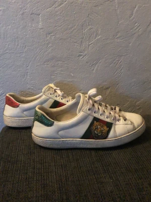 GG ace skor - Vita Guci ace skor som är storlek 43 och bra skick förutom att sulan är ganska sliten men inga jätte farliga skador