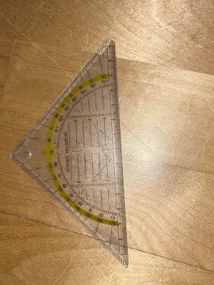 Kolmioviivain - Kulunut ja paljon käytetty kolmioviivain. Toisesta kulmasta lähtenyt palanen, muttei haittaa käyttöä. Eläintalous MMM Katsothan myös muut ilmoitukseni Tarjoa 