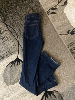 Gina Jeans men köpta från NELLY - Väldigt väl använda och få men ni ser på bilden vad som har skett vid nedersta delen av byxan (endast en av benen) super snygga, dem är mörkblåa för fler bilder antingen in i NELLY eller så kan jag skicka