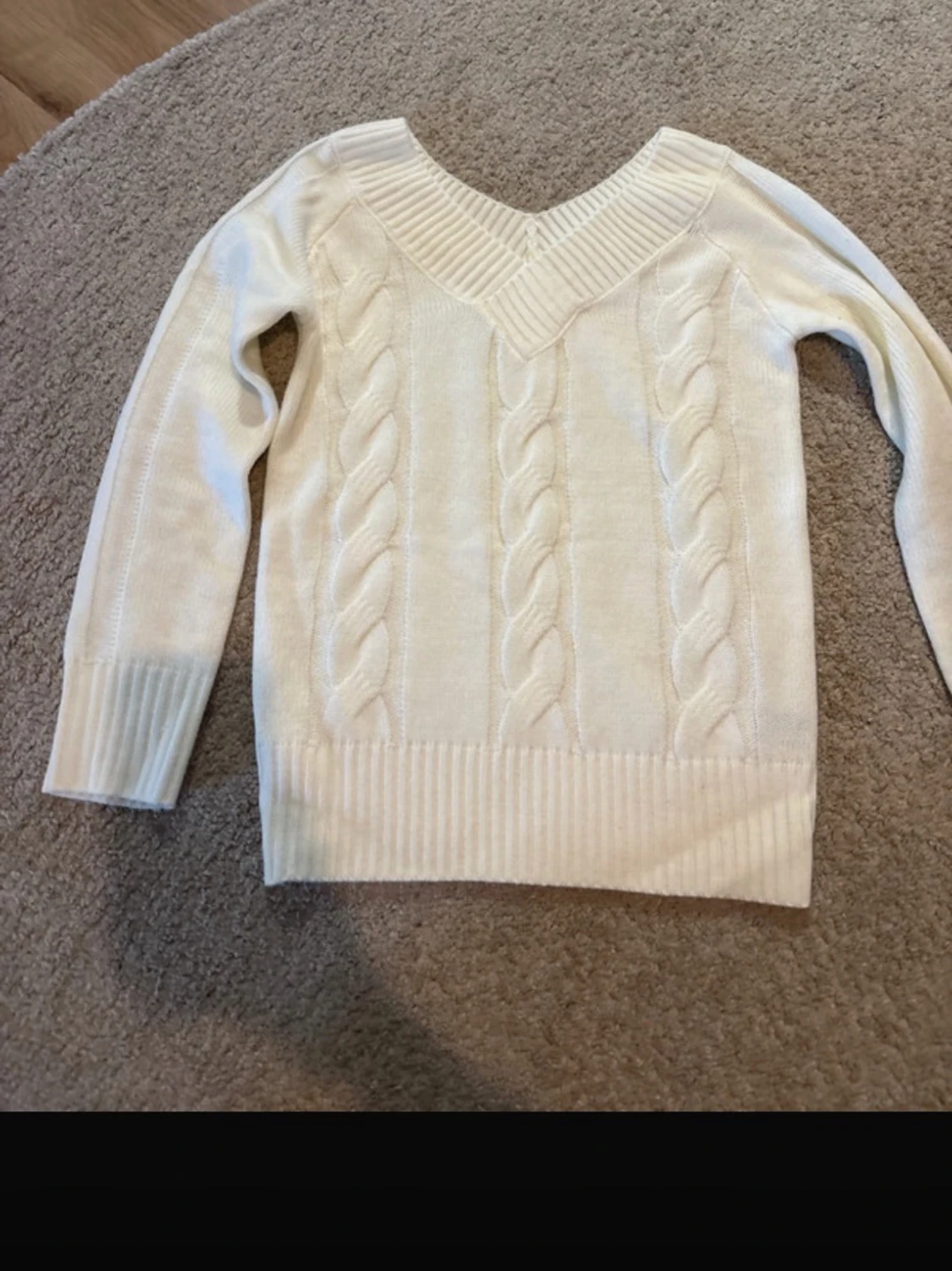 Vit kabelstickad tröja med V-ringning