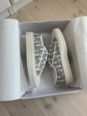 Gråa dior skor - Säljer mina dior skor då dem längre inte faller mig i smaken 💕 Dem är använda några gånger men har inga defekter och ser nya ut. Pris kan diskuteras vid snabb affär 😚Har äkthetsbevis! + box och dustbag ingår 💕
