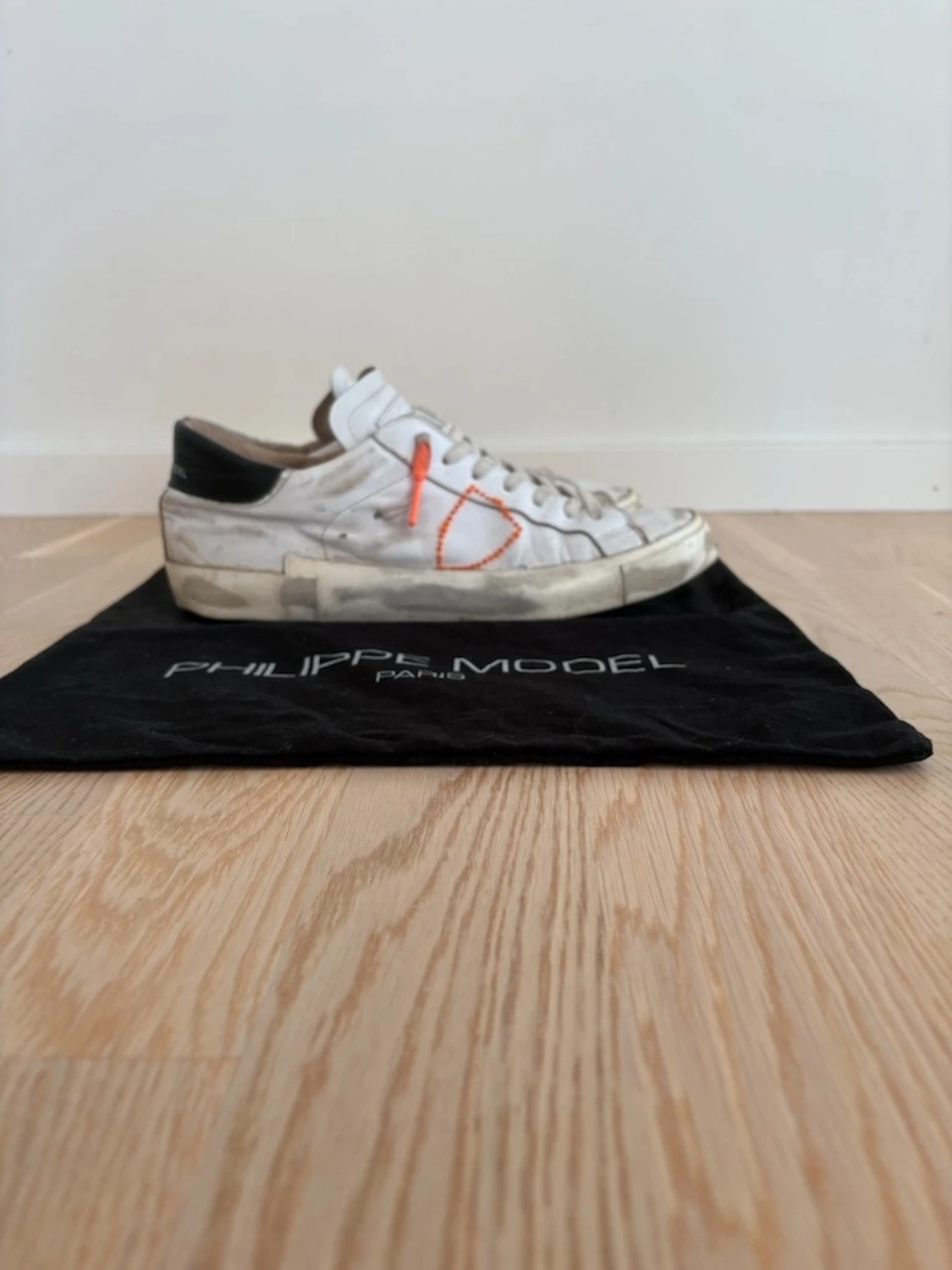 Philippe Model vita sneakers med orange detalj - 1