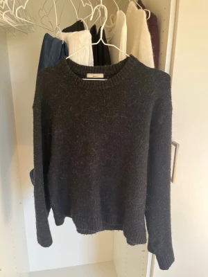 stickadtröja från gina - svart stickad tröja från gina, premium quality, använd men inga defekter