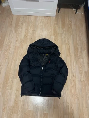 Svart rl jacka MÅSTE SÄLJAS IDAG!! PRIS KAN DISKUTERAS  - Svart puffer jacka helt ny skriv privat för mer information 