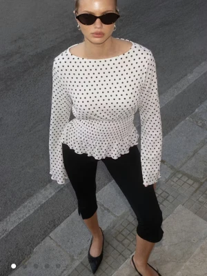 Vit prickig blus från Gina!🩷 - Jättefin vit prickig blus från Gina tricot, använd fåtal gånger🩷