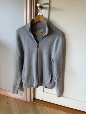 Fullzip från M&S - Säljer en fullzip tröja från mark & spencer. Tröjan har inga tydliga tecken på användning. Storlek Xs. Hör av er vid frågor