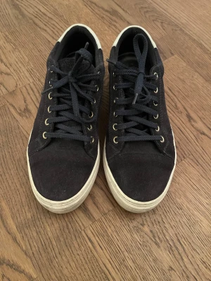 Mörkblå sneakers i mocka med vita sulor - Stilrena mörkblå sneakers i mocka från Vagabond med tjock vit sula. Perfekta för dig som gillar enkel men trendig stil.