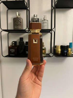 Liquid Brun French Avenue - Exklusiv parfym från French Avenue i modellen Liquid Brun. Flaskan är brun med gulddetaljer och har en elegant, kantig form. Kommer i en lyxig presentförpackning med guldfärgade inslag. Perfekt för dig som gillar stilrena och unika dofter. Jag har skrapat upp ena sidan så man ser hur mycket är kvar