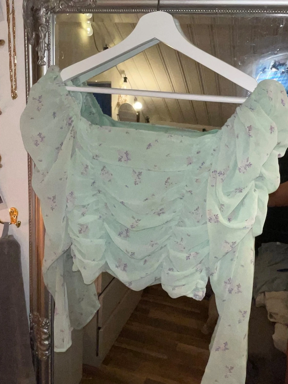 Ljusgrön blommig omlottopp - 1