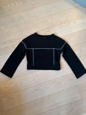 Svart tröja från LMTD - Snygg svart tröja från LMTD som är lite croppad 🖤🖤har vita kontrastsömmar 🤍🤍13-14 åringar eller stl small✨lite fodrad inuti