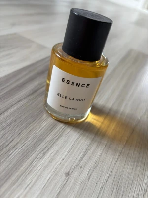 ESSNCE Elle La Nuit Eau de Parfum - En elegant parfymflaska från ESSNCE med doften Elle La Nuit. Säljer för att den inte kommer till användning, men har tagit några fåtal sprut 