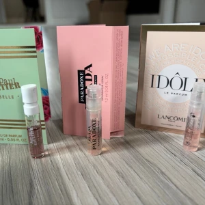 Parfymprover från Prada och Lancôme - Säljer tre parfymprover: ’Prada Paradoxe radical essence’ , ’Lancôme Idôle’ och ’Jean Paul Gaultier la Belle’. Alla prover har sprayfunktion, och är i 1.2-1.5 ml flaskor med ungefär hälften kvar 