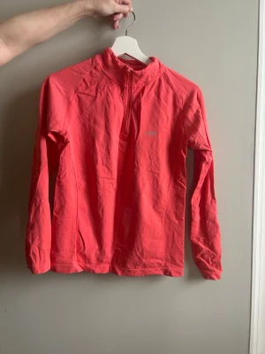 Korall träningströja från ICIW🧡💕 - Säljer en jättefin half zip från ICIW då jag inte använder den längre. Endast använd ett par fåtal gånger🧡💕🧡