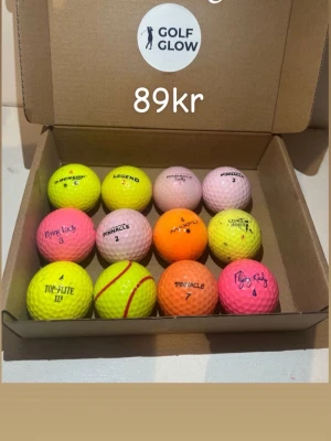 Florida mix färgade  - Säljer en låda med 12 färgglada golfbollar från olika märken som Pinnacle, Flying Lady, Top-Flite och Legend. Bollarna är i neonfärger som gul, rosa och orange, perfekta för att synas på banan. Kommer i en praktisk kartong från Golf Glow.