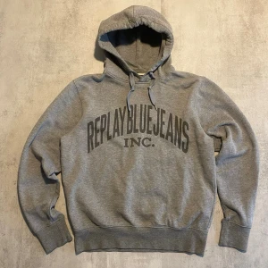 Grå Replay hoodie  - Jag Säljer en fet Replay hoodie| skicket på tröjan är bra 8/10  | storlek M | ny pris 2000: mitt pris är 499 | skriv vid frågor och funderingar  