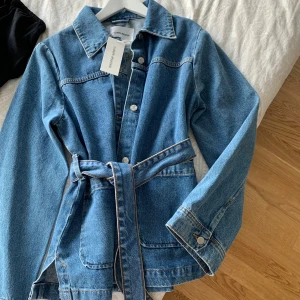 Ny jeansjacka med bälte carin wester - Snygg ny jeansjacka från Carin wester/nypris:699kr aldrig använt prislappen kvar 🌸blå denim med knappar framtill och tillhörande bälte i midjan 